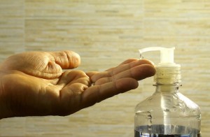Mayores: Higiene encamados (Cómo asear a una persona encamada) aseo-en-casa-alcohol-gel-818254_1280
