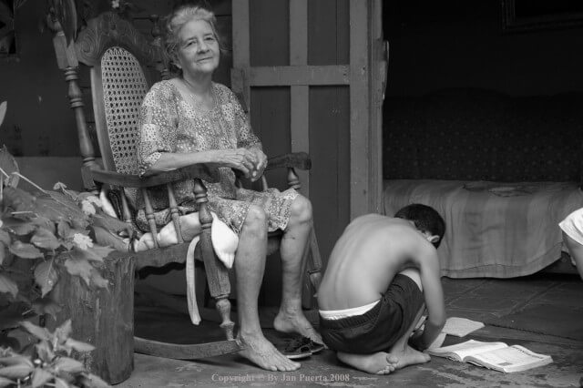 Que sienten un niño respecto al Alzheimer Imagen: La abuela y su nieto | Jan Puerta