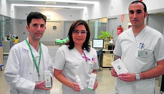 Los tres profesionales de la enfermería que han producido el medicamento Enfermeros de hospitales usan aceite farmaoliva olicopiel ara curar y prevenir ulceras por presion y escaras