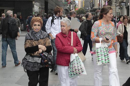 Terapia Hormonal Podría reducir Riesgo de Alzheimer en Mujeres con Menopausia. Investigadores estadounidenses han presentado los últimos datos de un estudio a largo plazo sobre el uso de la terapia hormonal que sugiere que las mujeres que tomaron suplementos durante los cinco años primeros años de la menopausia han tenido un 30 por ciento menos de riesgo a desarrollar Alzheimer en comparación con las mujeres que comenzaron años después a tomar hormonas. Terapia Hormonal Podría reducir Riesgo de Alzheimer en Mujeres con Menopausia