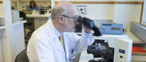 El investigador Ramón Cacabelos trabajando en su laboratorio-