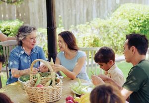 ¿Cómo puedo comunicarme mejor con mi ser querido que tiene Alzheimer?