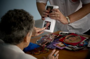 Una enfermera trabaja la memoria de una anciana con Alzhéimer en un centro de día / Getty