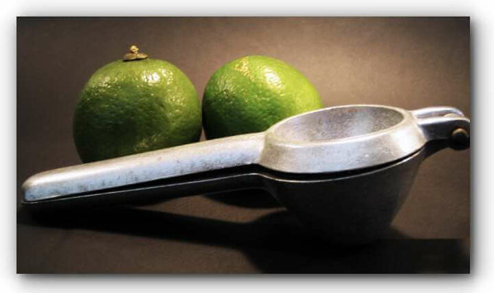 Limón y exprimidor antiguo asociados a la limonada alcalina tradicional
