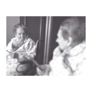 Joe, qué dientes tienes abuela. Yo no sé como lo has hecho para tener 92 años y que todos los dientes sean tuyos. Eres única. La mayoría de la gente que llega a tu edad usa dentadura postiza. ¡Olé mi abuela!