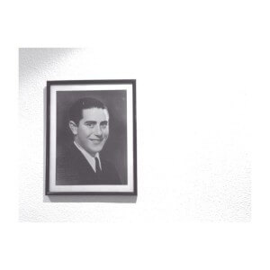 A mi abuelo. Al que no conocí, y del que mi abuela estuvo locamente enamorada, y lo estará, hasta el día de su muerte. A sus cuatro hijos. A sus nietos. A mi madre. Y en especial a todas las personas que hacen de sus últimos días algo maravilloso. A la gente buena. A mi gente.