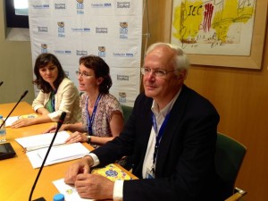 Christopher Dobson (Científico), Teresa Gómez-Isla (Neuróloga) y Natalia Carulla (Institut de Recerca Biomédica). Foto Europa Press