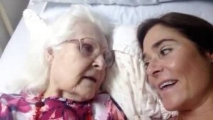 Emocionante Momento en que esta Anciana con Alzheimer Recuerda a su Hija (subtitulado)