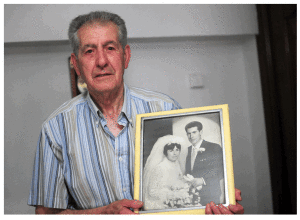 Luis Marínez posa con una foto de su mujer, Pilar Herrero, ahora enferma de alzheimer Autor: Juan Luis Jaén