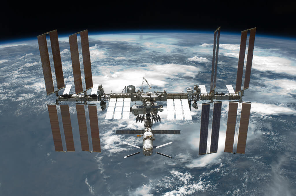 «STS-134 International Space Station after undocking» de NASA - http://www.spaceflight.nasa.gov/gallery/images/shuttle/sts-134/html/s134e010137.html. Disponible bajo la licencia Dominio público vía Wikimedia Commons - https://commons.wikimedia.org/wiki/File:STS-134_International_Space_Station_after_undocking.jpg#/media/File:STS-134_International_Space_Station_after_undocking.jpg STS-134_International_Space_Station_after_undocking-1