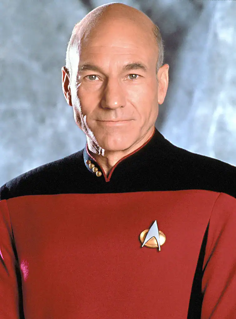 Patrick Stewart caracterizado como Jean-Luc Picard, con el uniforme de la Flota Estelar en Star Trek: la nueva generación.
