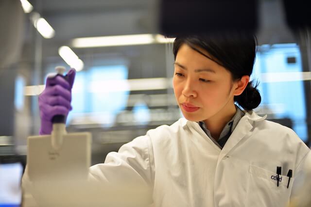 Genes y Alzheimer investigadora-medicaresearch-853476_640