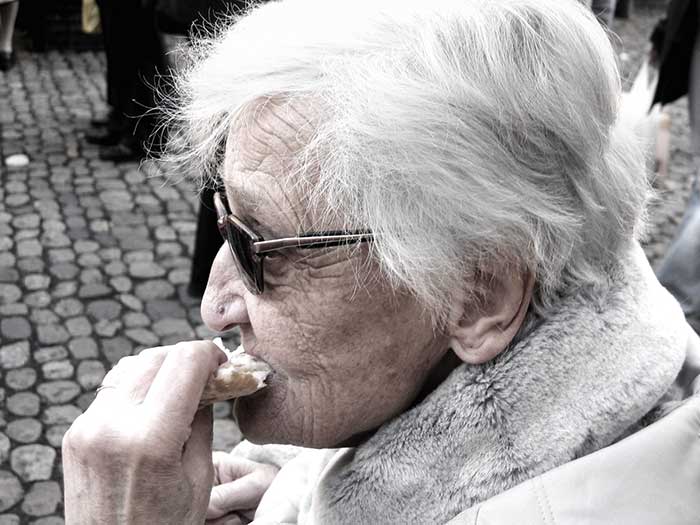 Higiene dental - mujer-comiendo-100344