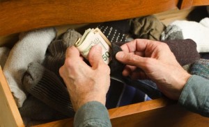Suspicacia. Escondiendo dinero medias