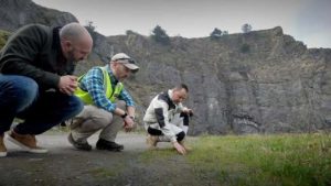 rastreador profesional adiestra a policías