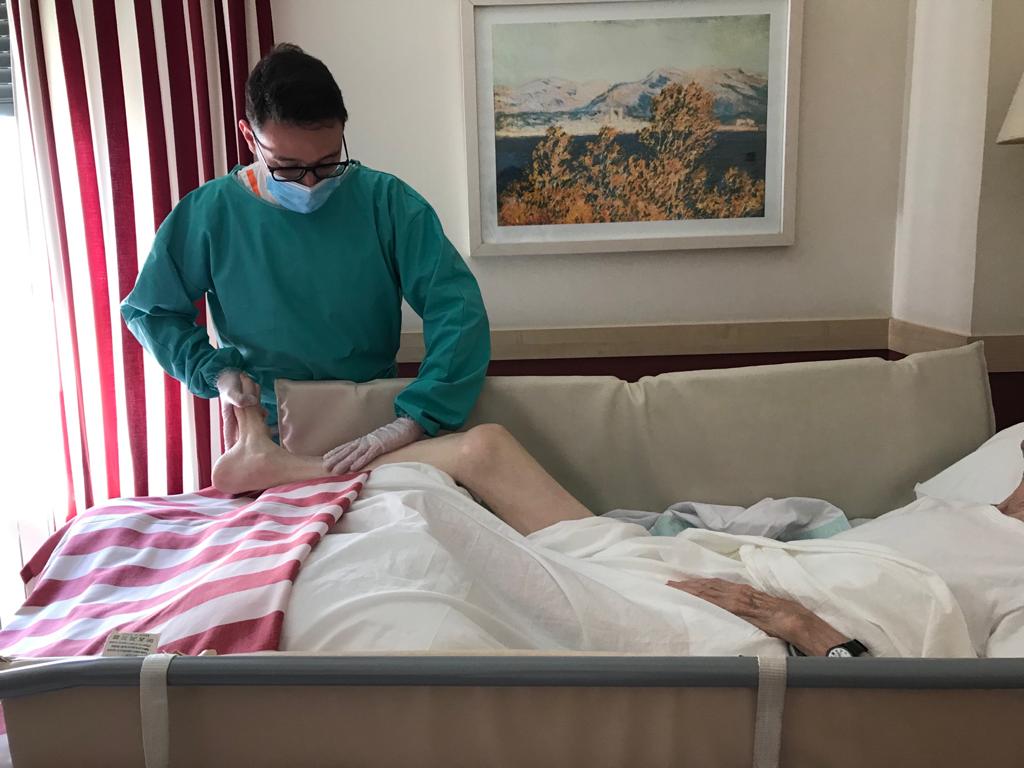 Movimientos pasivos para las personas encamadas con Alzheimer: una forma de cuidar su salud y bienestar
