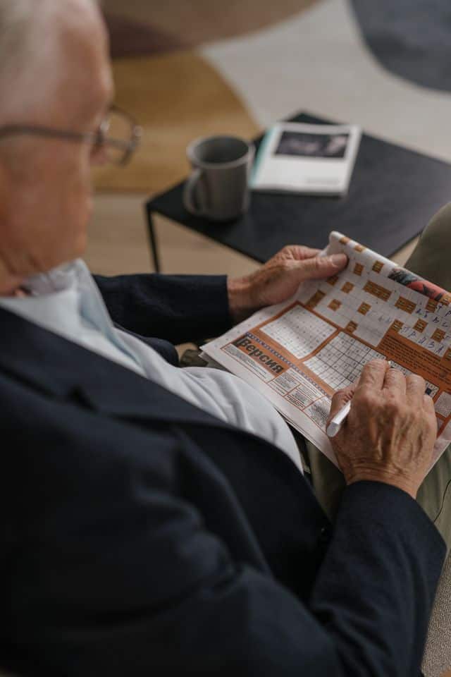 Entrenamiento cognitivo en adultos mayores mediante la resolución de un crucigrama