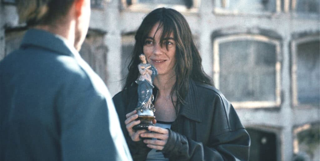 Sants con Vicky Luengo sosteniendo una figura religiosa